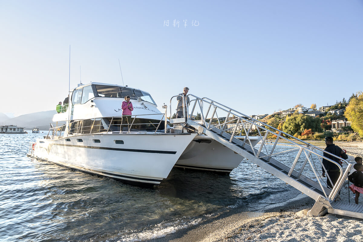 瓦納卡 That Wanaka Tree 秋天金黃倒影,清晨湖面如鏡