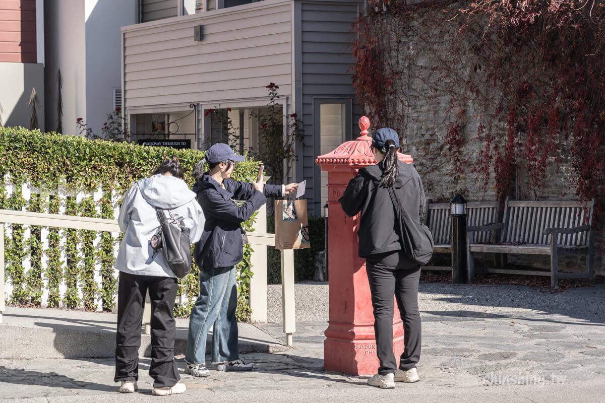 箭鎮 Arrow River 秋天景色,兩岸白楊樹金黃落葉倒映在清澈河水中