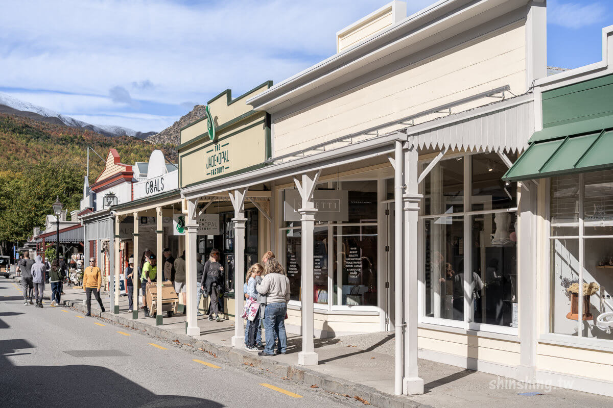 箭鎮 Buckingham Street 秋天景色,兩側維多利亞時代石砌建築與金黃落葉行道樹