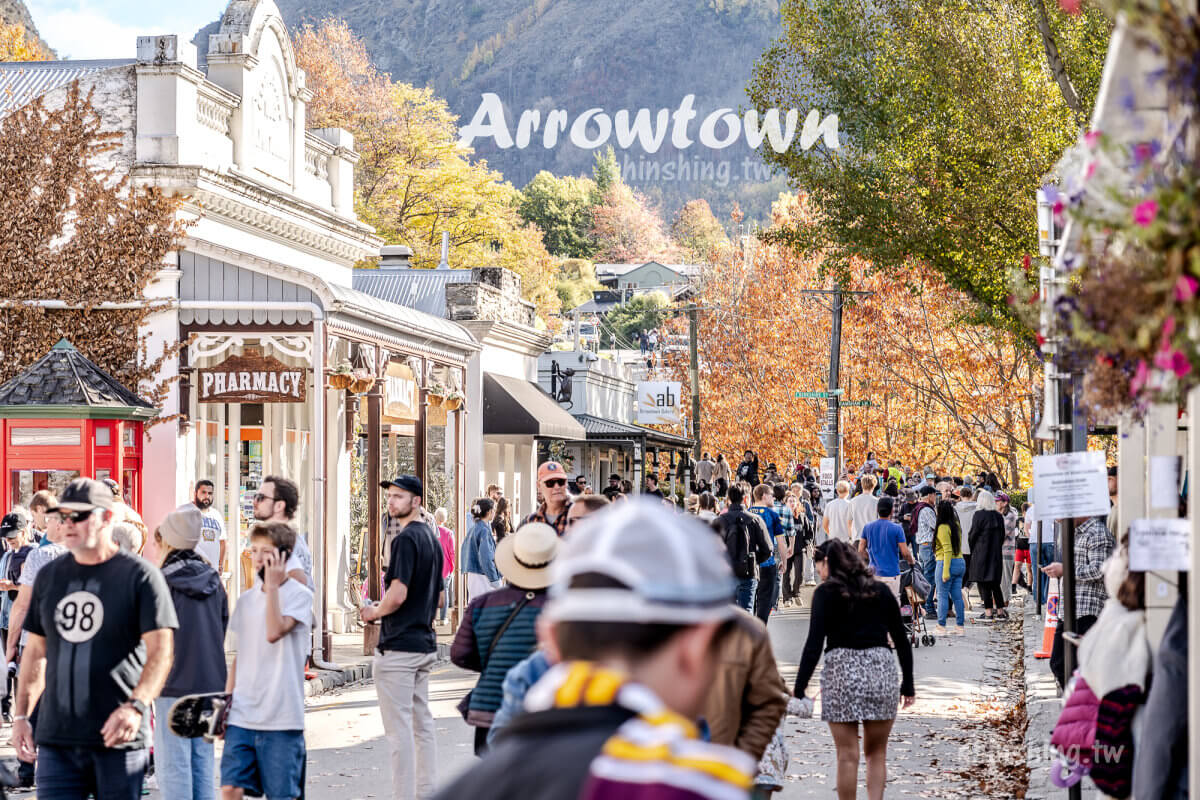 箭鎮 Arrowtown 秋天金黃楓葉大道，Buckingham Street 兩側金黃行道樹倒映在青石板路上
