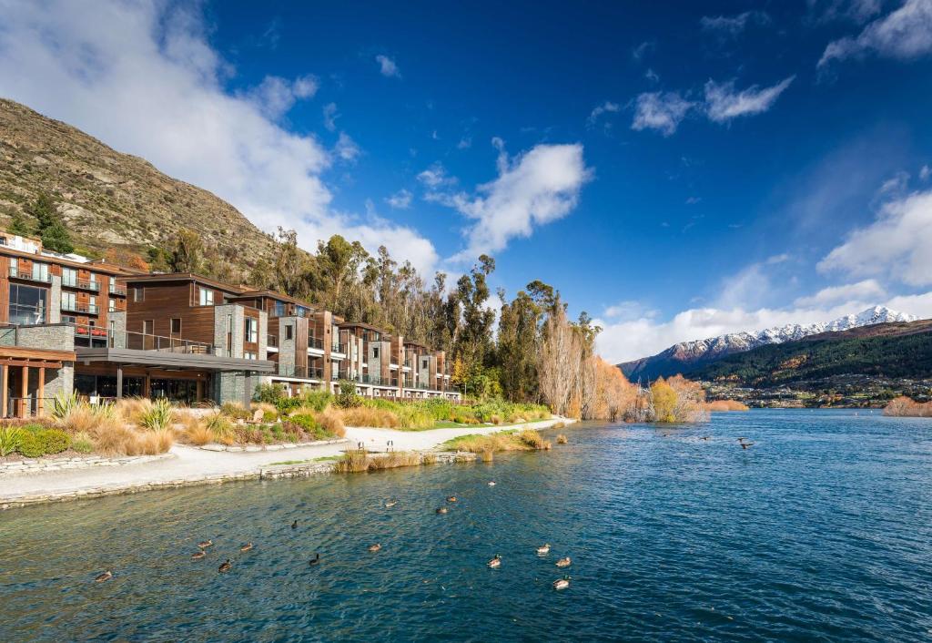 Hilton Queenstown Resort and Spa 湖畔度假村外觀
