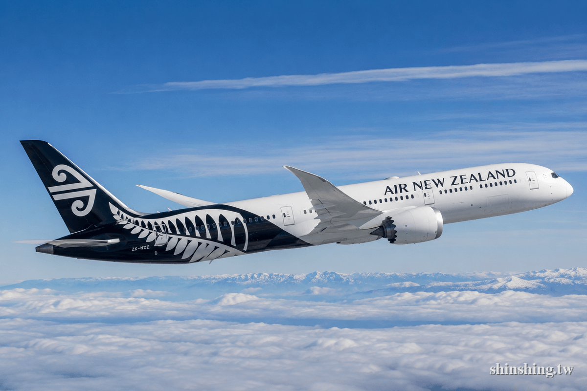 紐西蘭航空波音 787-9 夢想客機在雲層上方飛行，機尾銀蕨標誌清晰可見