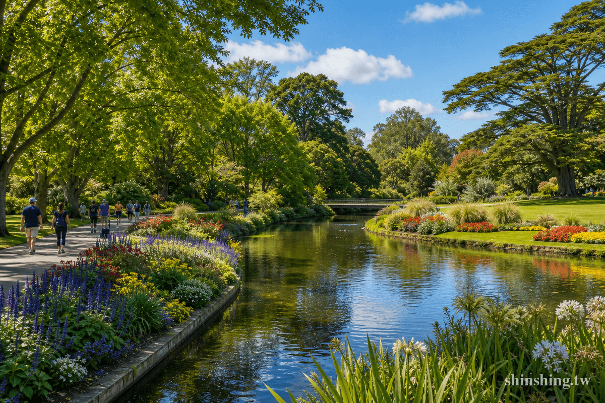 基督城植物園雅芳河畔,花圃盛開與垂柳倒映水面