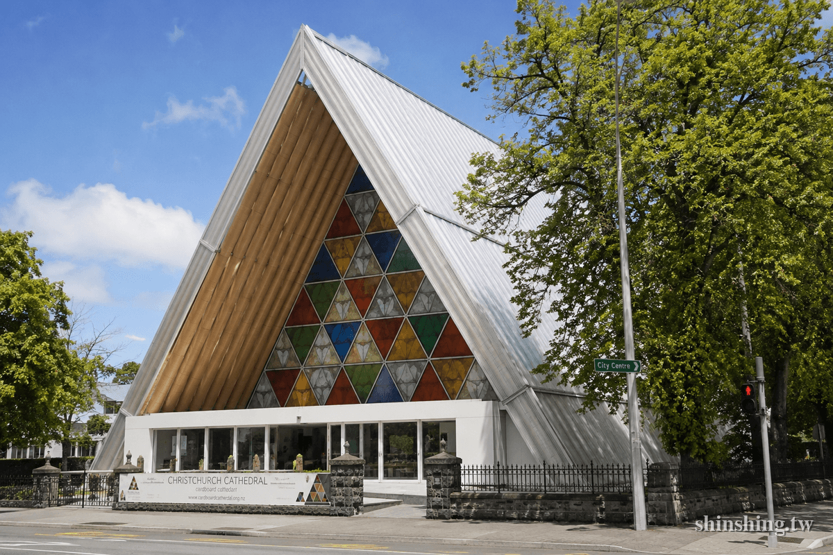 基督城紙教堂 Cardboard Cathedral 正面,三角形 A 字屋頂與整面彩色玻璃立面