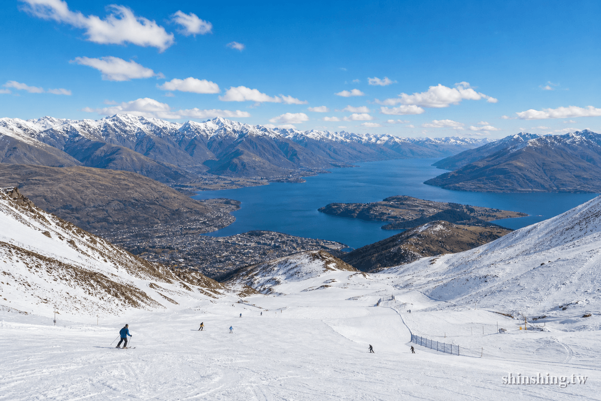 紐西蘭皇后鎮滑雪場居高臨下俯瞰瓦卡蒂普湖全景，湛藍湖水被雪山環抱盡收眼底