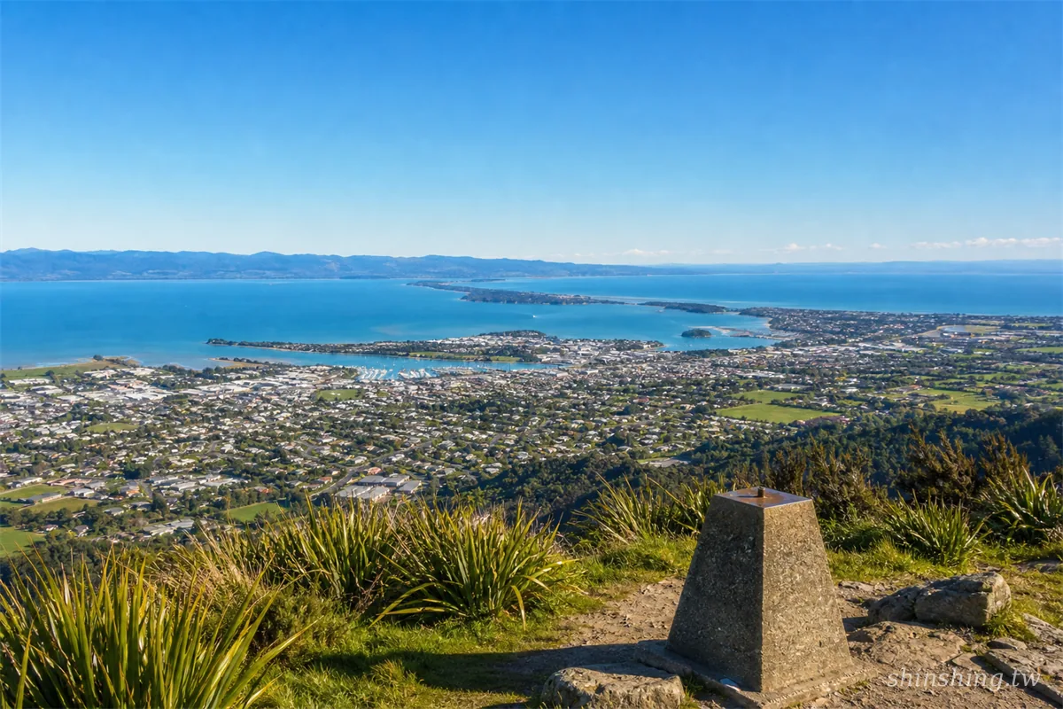 尼爾森一日遊 Centre of NZ 山頂俯瞰全景，遠方可見尼爾森灣與 Abel Tasman 海岸線