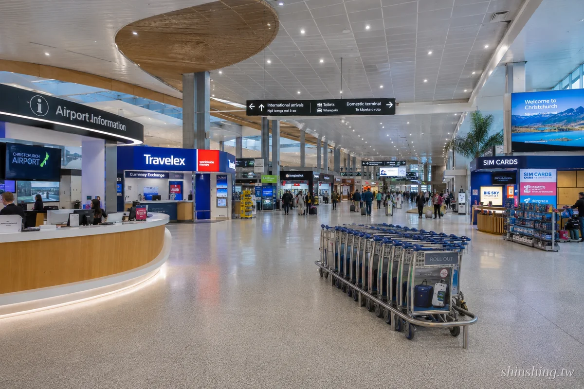 基督城機場入境大廳的 Travelex 換匯櫃檯與 SIM 卡櫃位