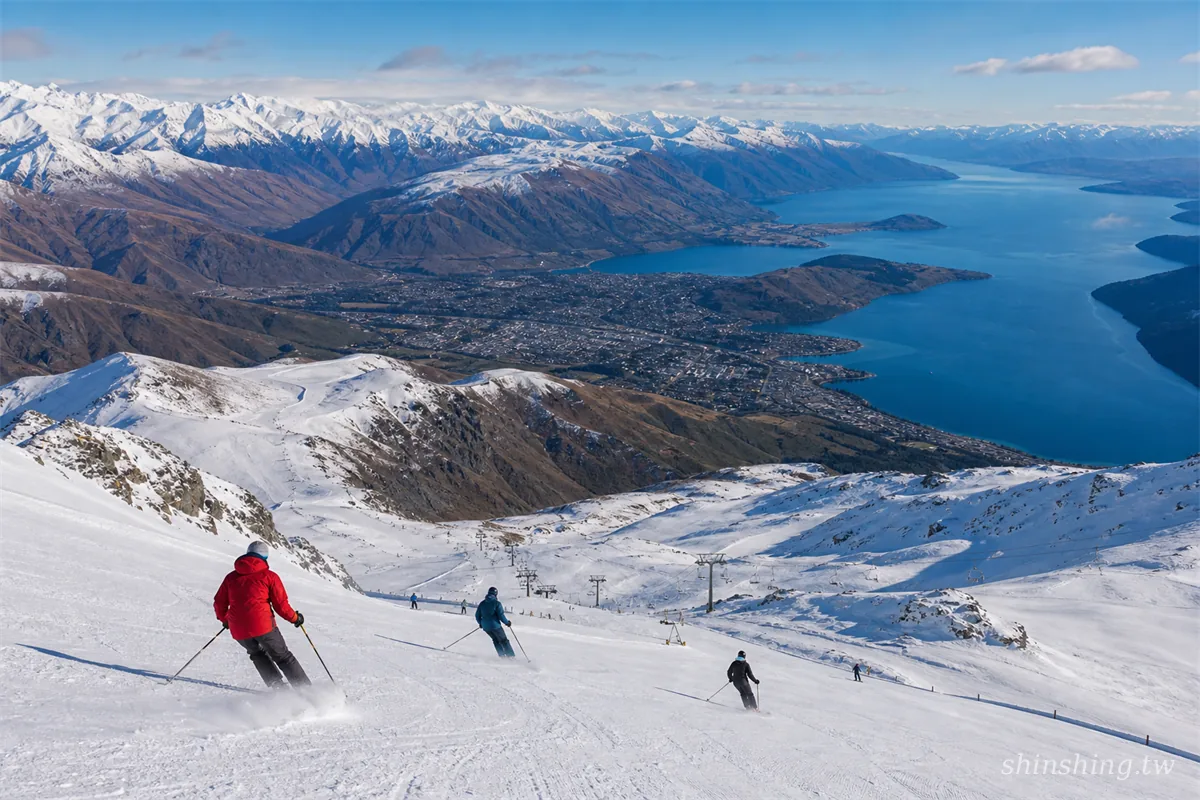 紐西蘭滑雪場比較——皇后鎮 Coronet Peak 雪場俯瞰全景，南阿爾卑斯山脈壯闊雪景與瓦卡蒂普湖
