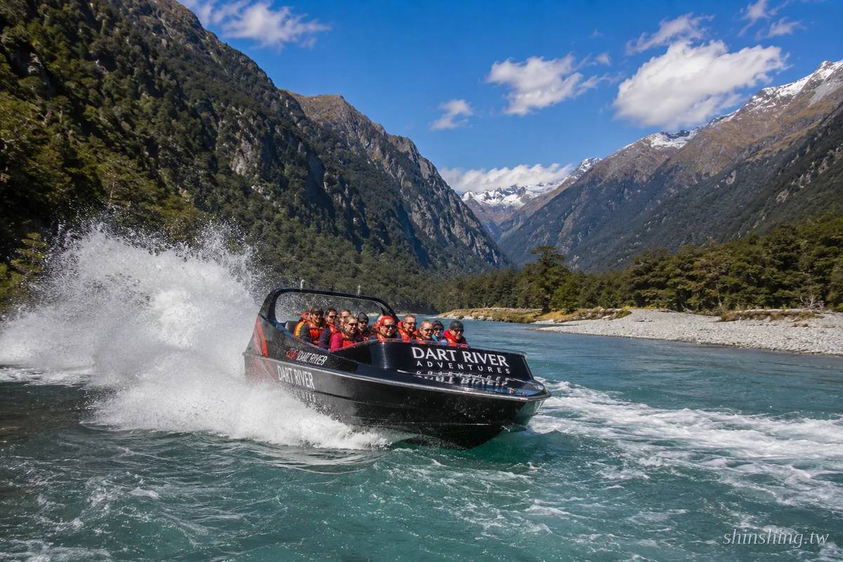 紐西蘭噴射快艇 Dart River Jet 在格萊諾基藍綠色河道上高速奔馳，激起白色水花