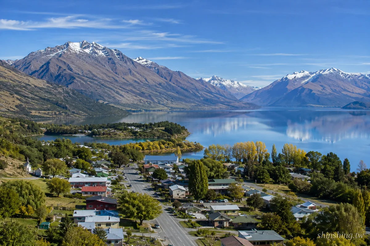 格萊諾基小鎮空拍全景，Glenorchy Wharf 碼頭、瓦卡蒂普湖與後方雪山