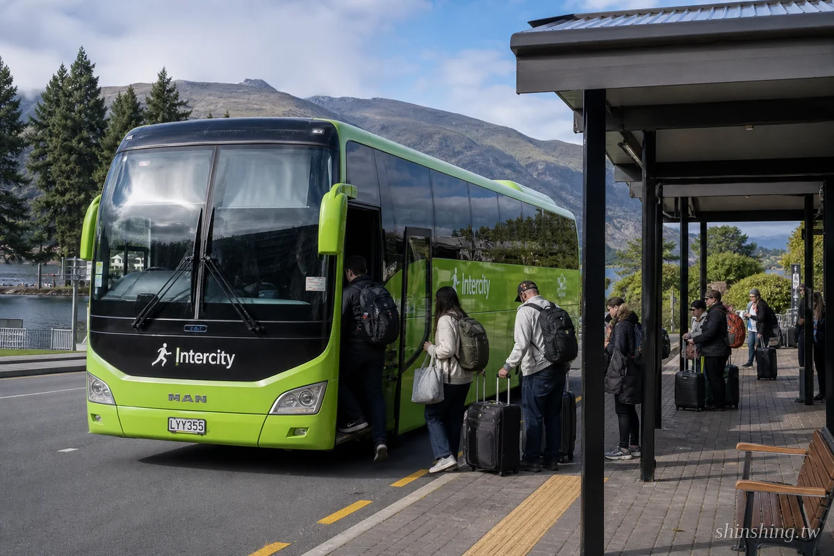 紐西蘭 InterCity 巴士停靠皇后鎮站,車廂寬敞舒適