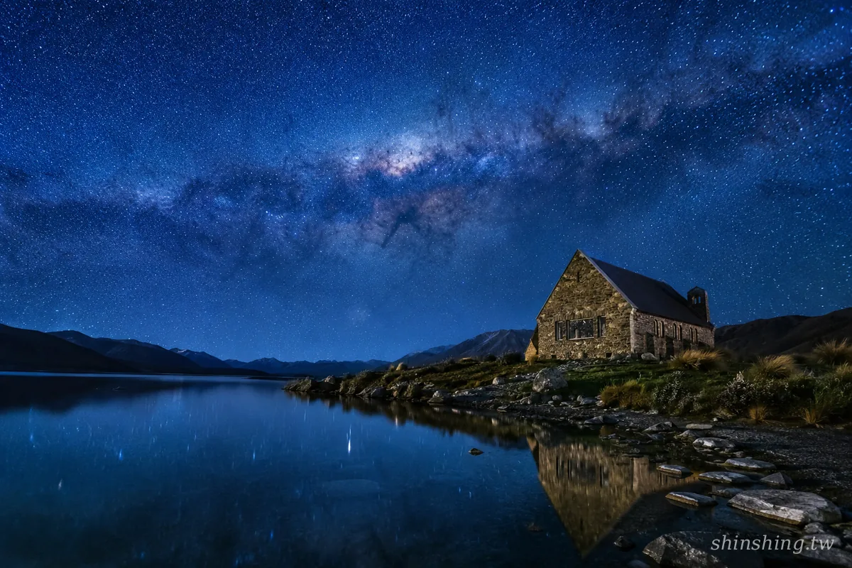 蒂卡波湖好牧羊人教堂（Church of Good Shepherd）夜晚銀河全景，石砌教堂倒映湖面，滿天繁星橫亙星空