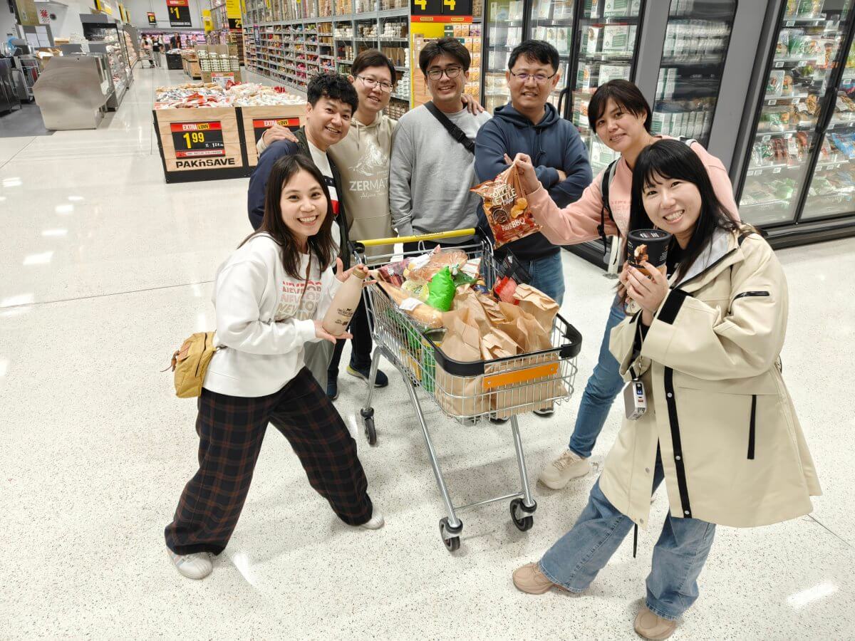 旅客在紐西蘭超市推購物車採買