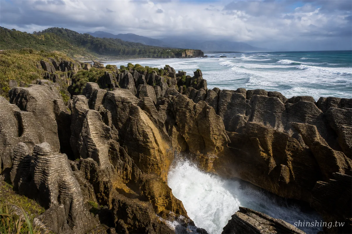 阿新實拍：紐西蘭格雷茅斯 Punakaiki 薄餅岩，層疊石灰岩地層與漲潮噴出的壯觀水柱