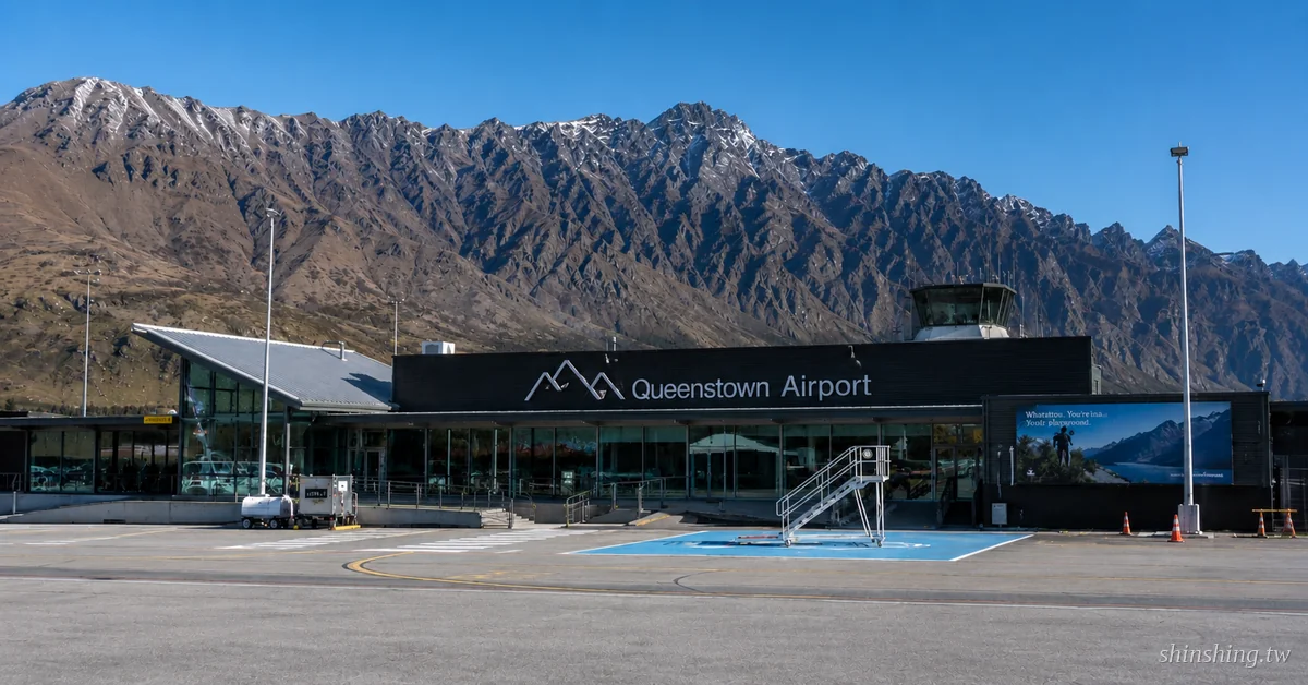 皇后鎮機場航廈與 Remarkables 雪山