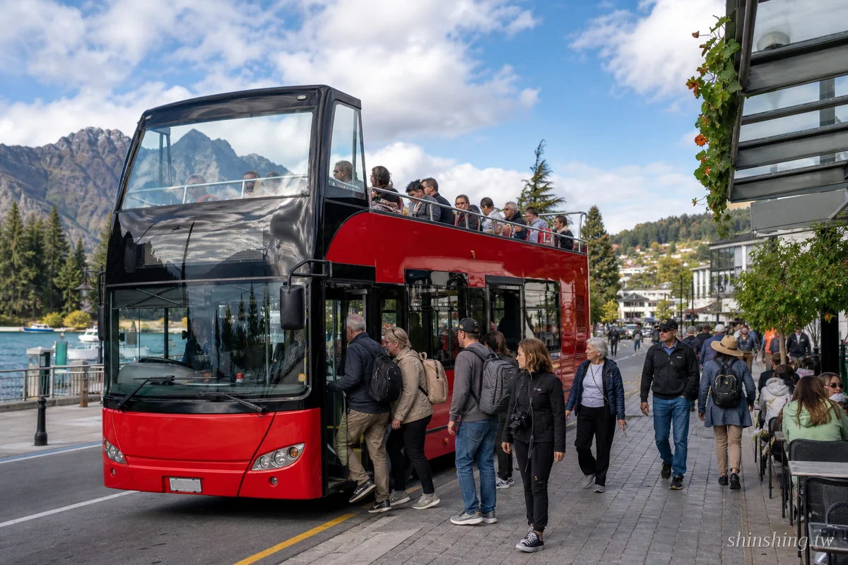 紐西蘭皇后鎮雙層觀光巴士 Hop-on Hop-off 接送旅客