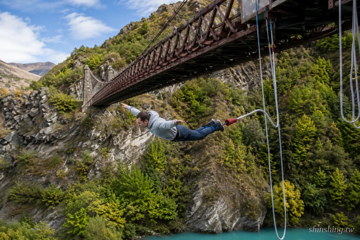 AJ Hackett Kawarau Bridge 43 公尺高空彈跳，跳躍者俯衝向 Kawarau River 峽谷藍綠色水面