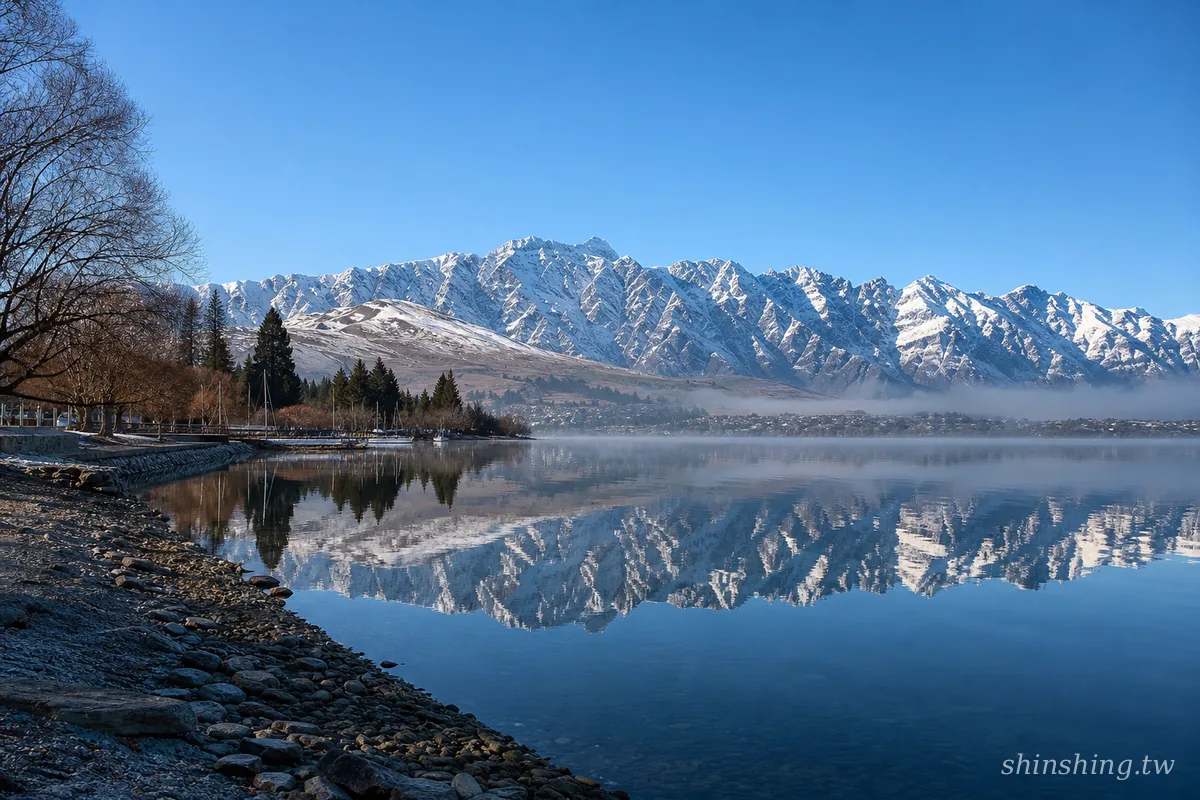 紐西蘭冬季旅遊——皇后鎮瓦卡蒂普湖晨光倒映 Remarkables 積雪山脈