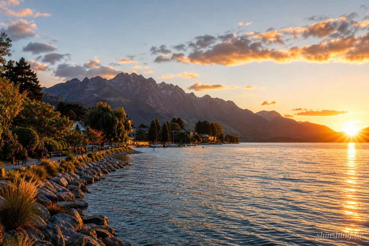 皇后鎮湖畔夕陽,Remarkables 山脈在背後發光