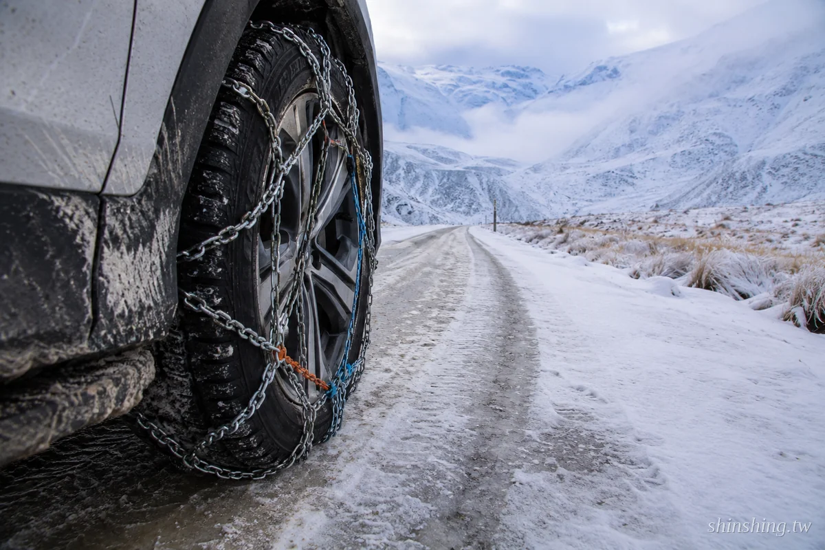 紐西蘭冬季山區公路上,輪胎已裝上雪鏈準備通行