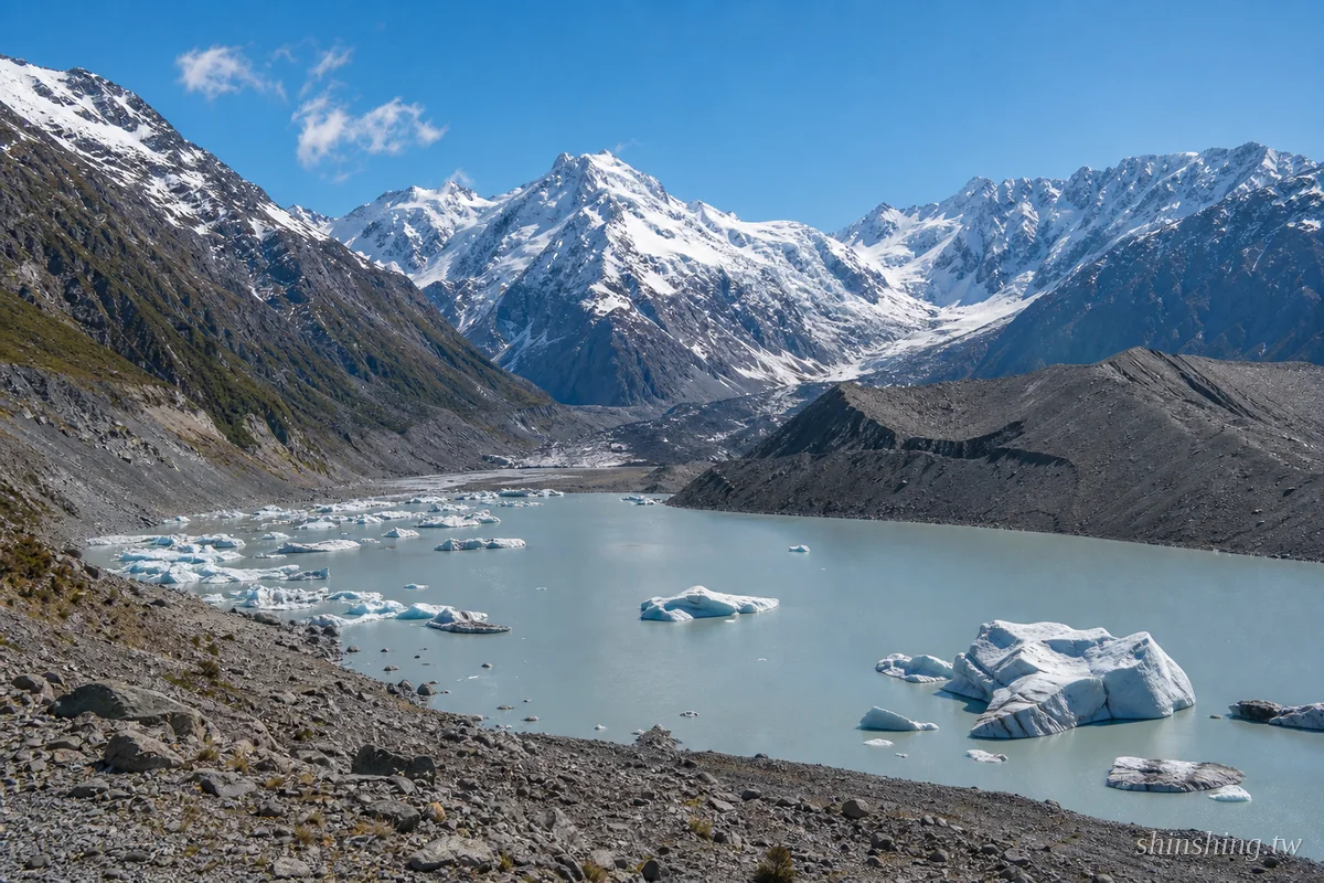 塔斯曼冰川湖漂浮的大型冰山