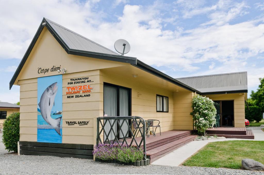 Twizel Holiday Park 特威澤爾假日露營公園小木屋與營地