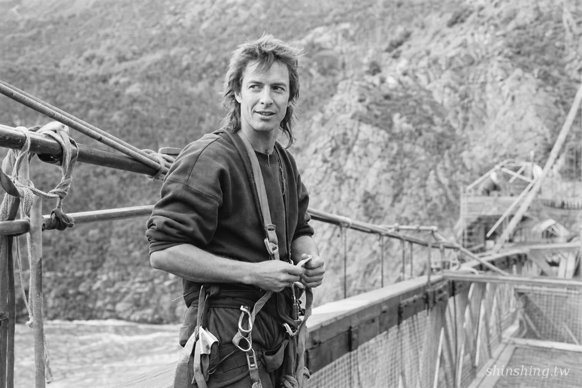 AJ Hackett 高空彈跳創辦人在 Kawarau Bridge 開創全球第一家商業彈跳的歷史畫面