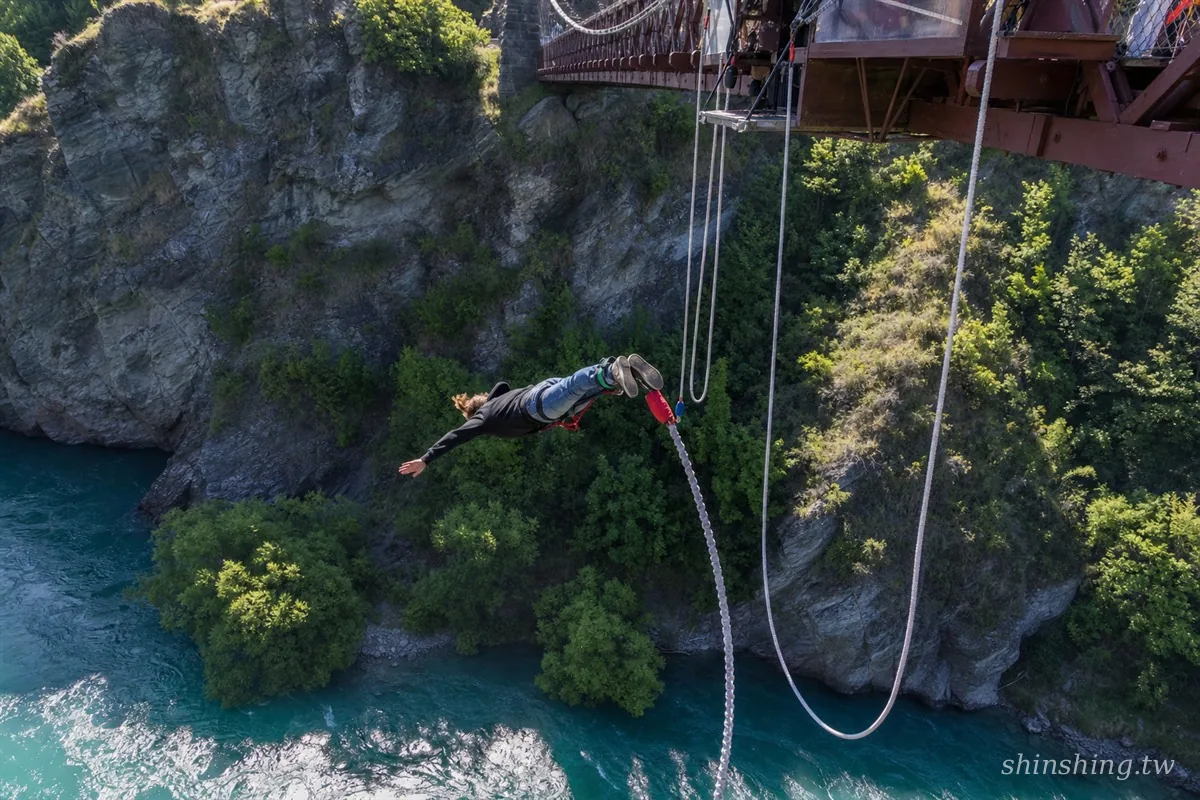 Kawarau Bridge 高空彈跳跳躍者從 43 公尺橋面俯衝向峽谷藍綠色 Kawarau River