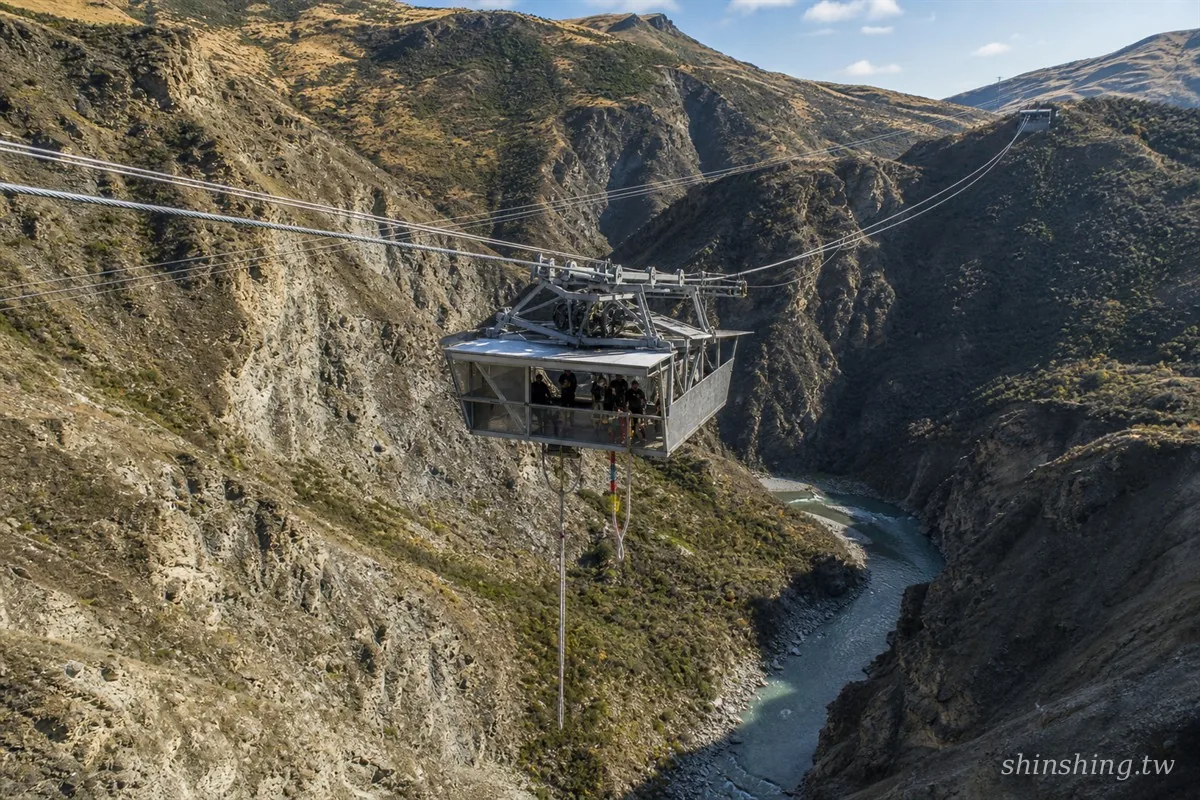 Nevis Bungy 134 公尺懸掛在峽谷中央的纜車艙跳台,跳躍者往 Nevis River 俯衝