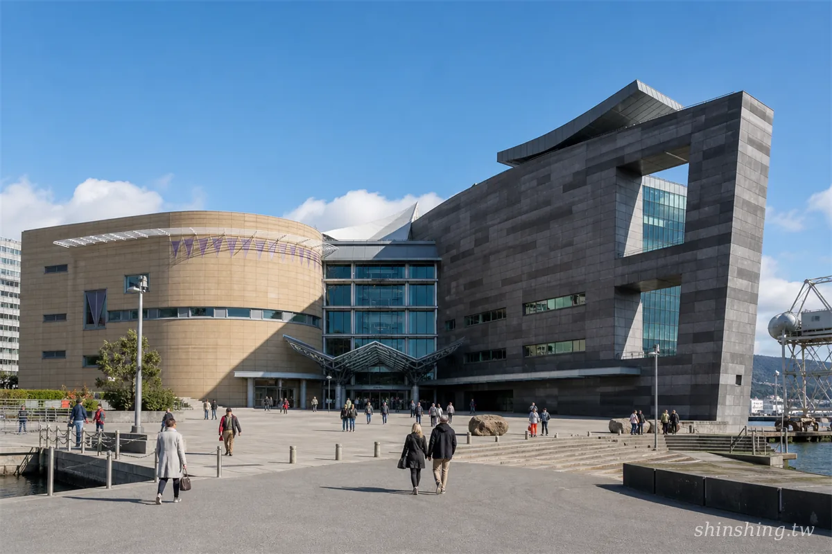 Te Papa 國立博物館建築矗立於威靈頓港邊