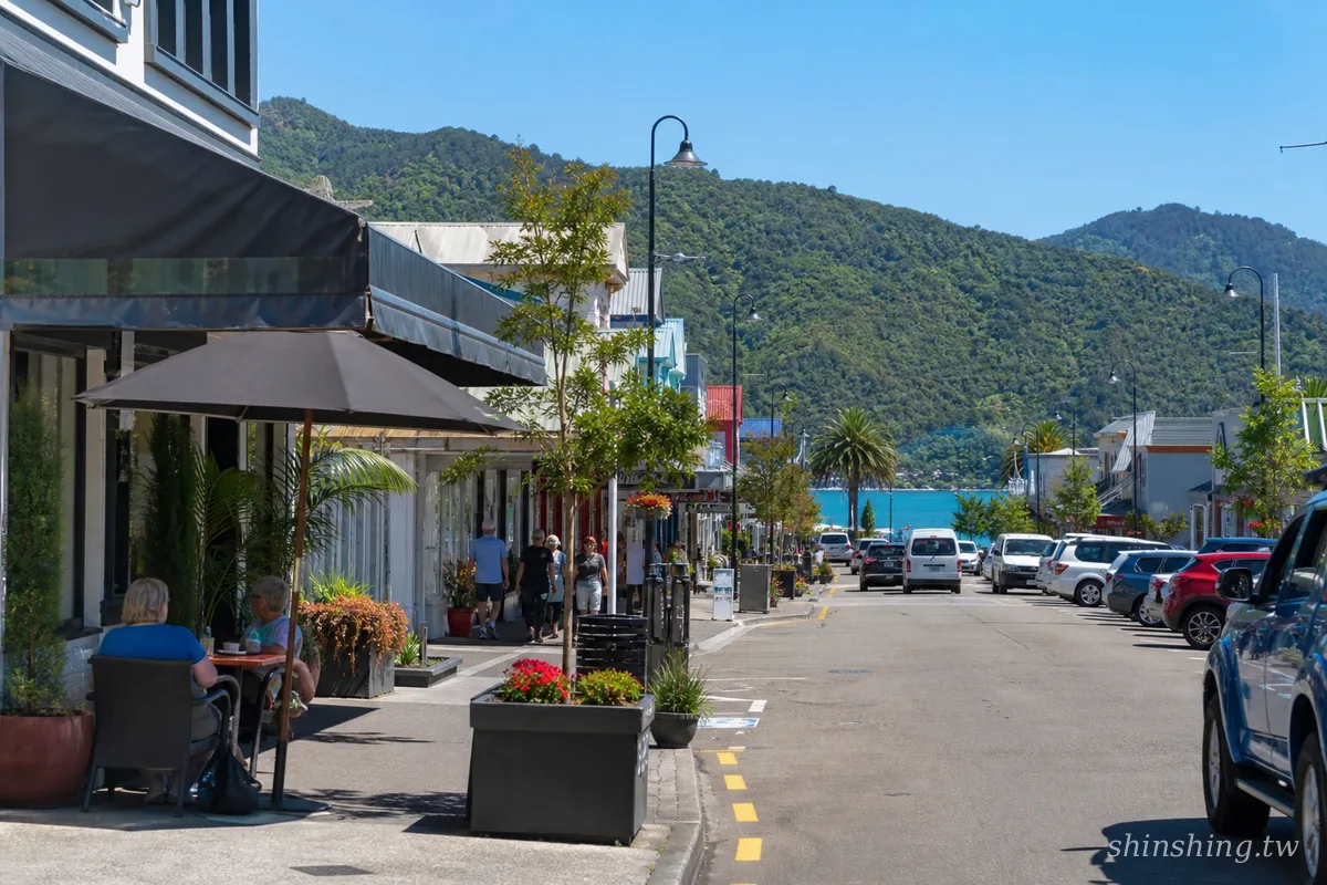 皮克頓鎮中心 High Street 街景,餐廳咖啡館與超市集中