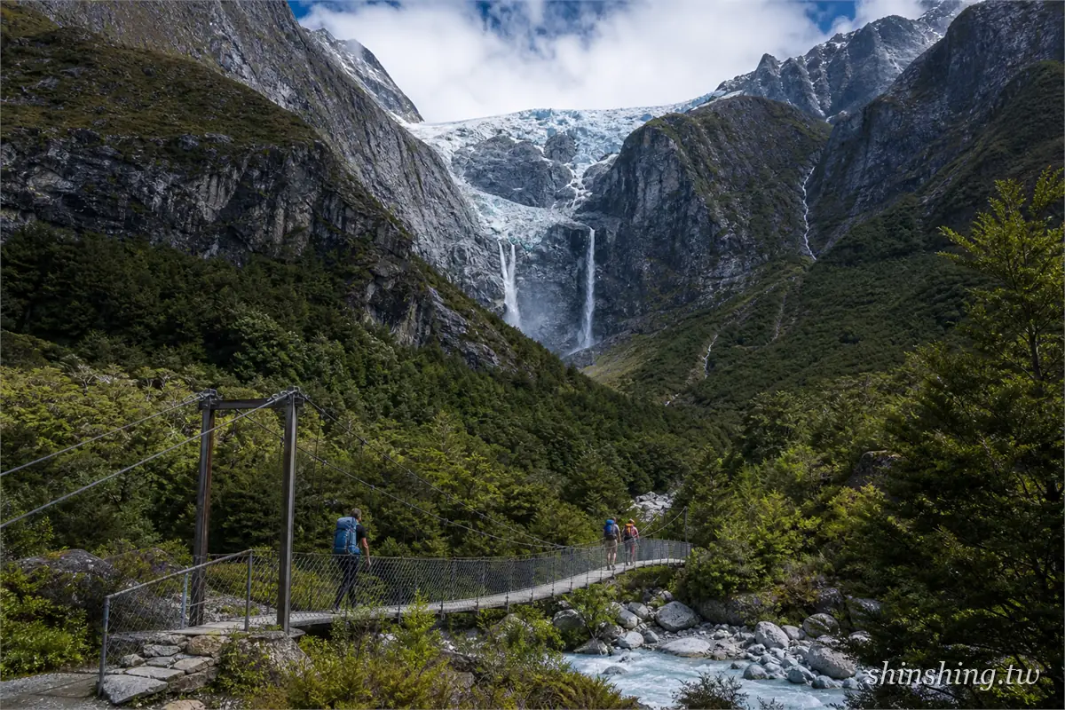 Rob Roy Glacier Track 的吊橋與上方懸冰川瀑布