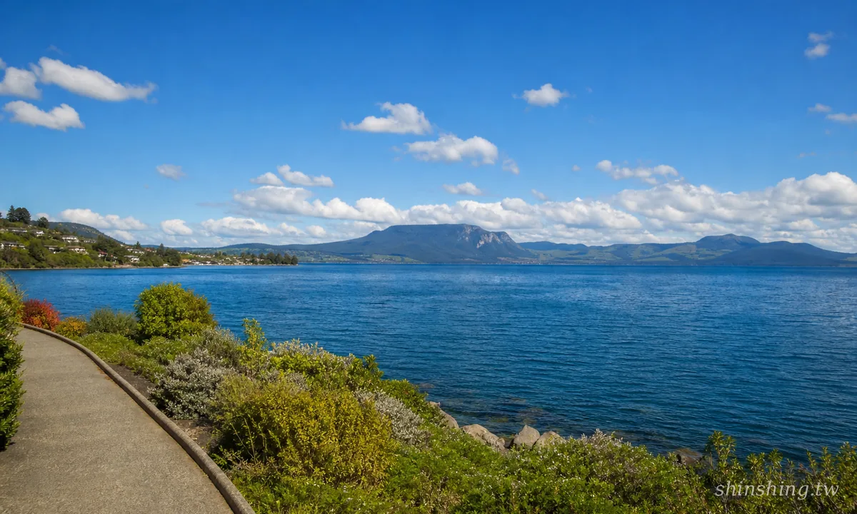 陶波湖畔景色,湖面遠方可見火山群