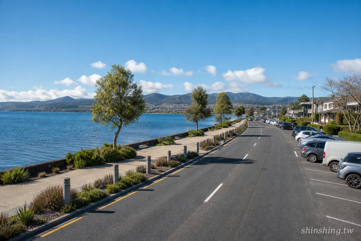陶波湖濱大道 Lake Terrace 沿湖公路與人行步道,右側是一排面湖住宿