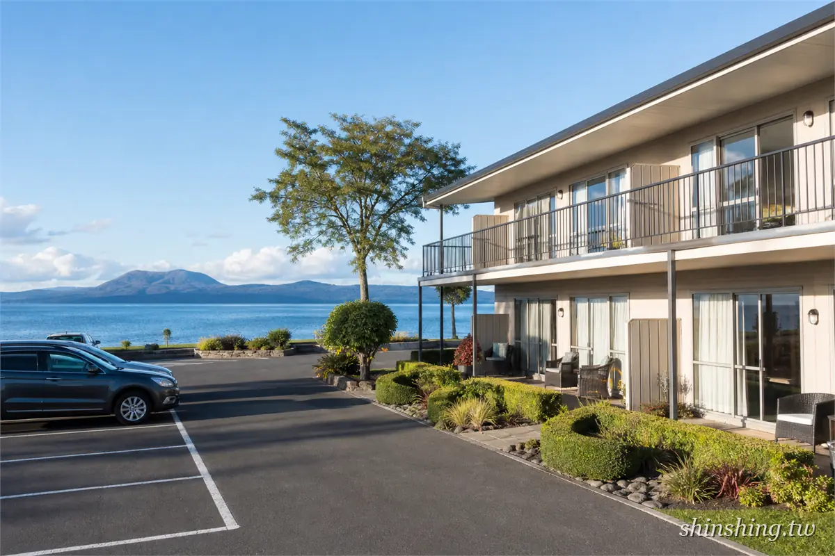 陶波湖畔住宿