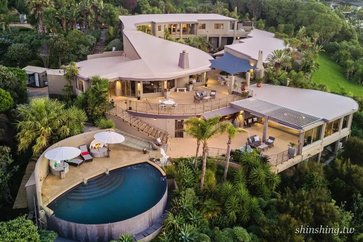 Delamore Lodge 曲線屋頂莊園建築與懸崖泳池空拍