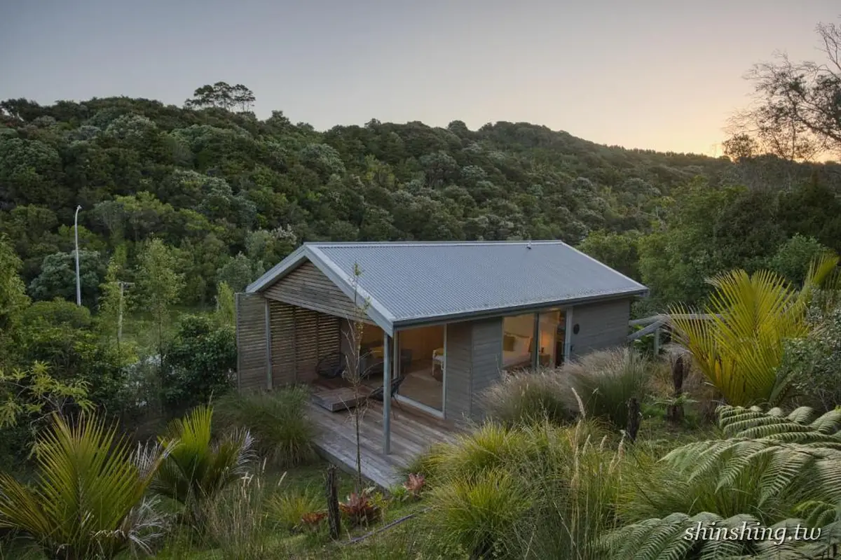 One O One Cabins 木造獨棟小屋,坐落於懷赫克島原生林山谷中