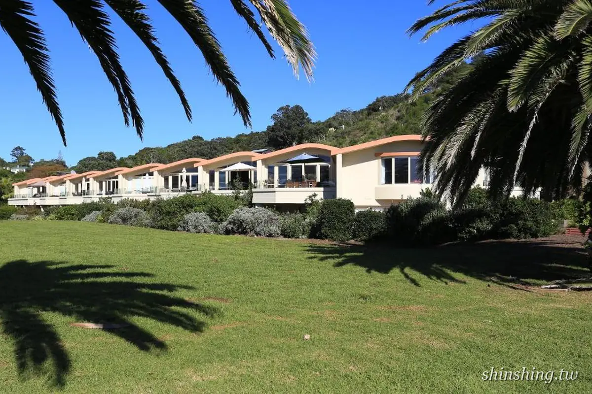 Onetangi Beach Apartments 弧形屋頂海灘公寓與前方草坪