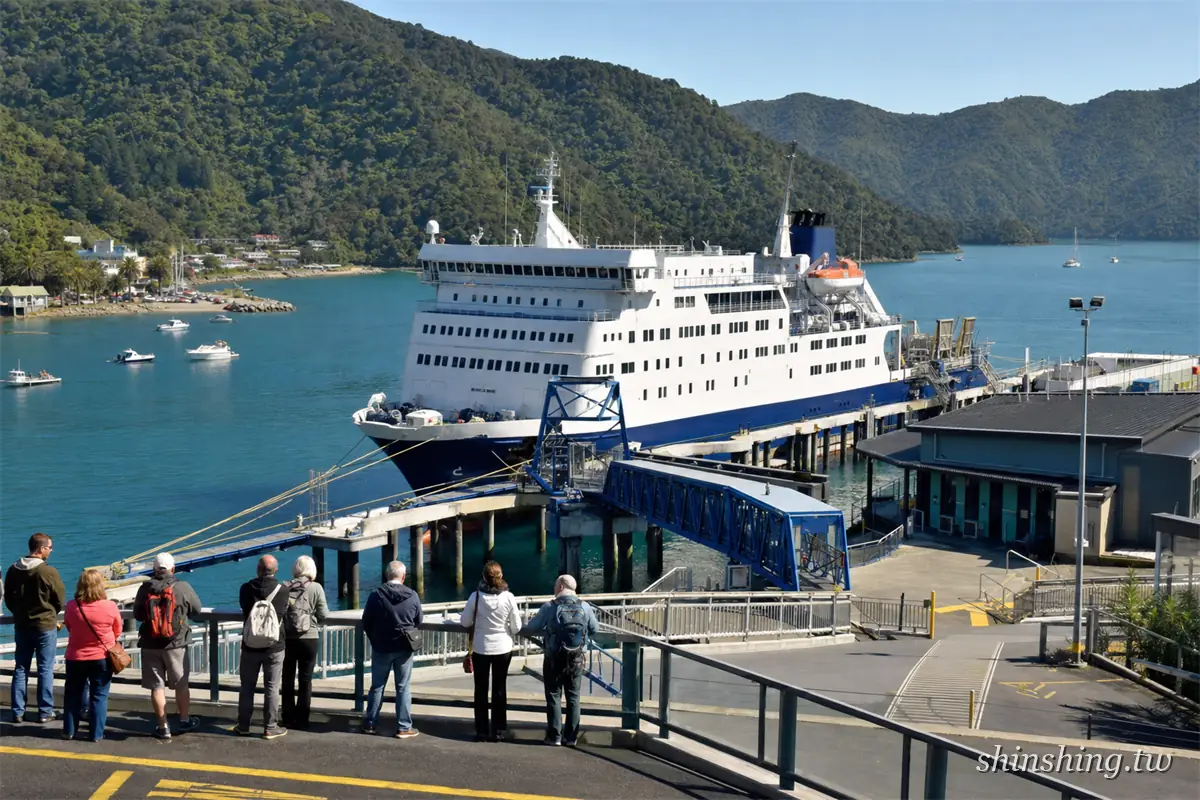 皮克頓渡輪碼頭,旅客在岸邊觀看 Interislander 渡輪靠港