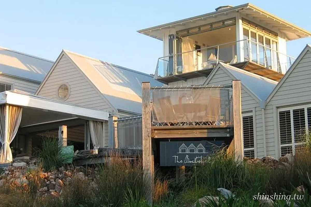 The Boatshed Hotel 白色船屋造型建築與瞭望塔套房