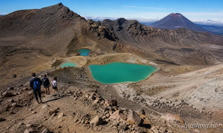 Tongariro Alpine Crossing 步道上的健行者，下方是 Emerald Lakes 翡翠湖群與 Mt Ngauruhoe 末日火山